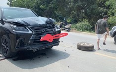 Hà Nội: "Chuyên cơ mặt đất" Lexus LX570 hỏng nặng đầu xe sau khi tông vào đuôi Hyundai Santa Fe