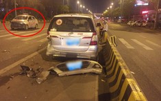Toyota Innova bị xe taxi đâm vào đuôi xe khi gặp sự cố về lốp trước cổng đài kiểm soát không lưu Nội Bài
