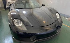 Hình ảnh chiếc siêu xe Porsche 918 Spyder phủ bụi khiến không ít người tò mò về chủ nhân