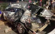 Đắk Lắk: Toyota Vios bị vò nát sau va chạm với xe tải, 2 người bị thương nặng