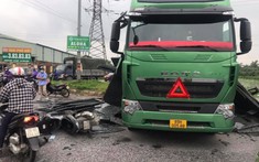Hưng Yên: Tránh xe máy tạt đầu, tài xế phanh gấp khiến cabin xe đầu kéo bị hàng tấn đá dồn lên gây hư hỏng nặng