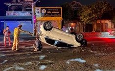 Hà Tĩnh: Va chạm với xe VinFast Fadil, ô tô "ngửa bụng" trên đường