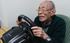 Cụ ông 93 tuổi tận hưởng niềm vui lái xe khi về già thông qua game đua xe mô phỏng
