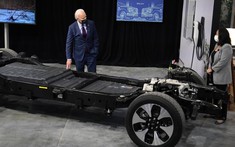 Bạn có biết riêng bộ pin xe bán tải Ford F-150 Lightning đã có trọng lượng hơn 800kg?