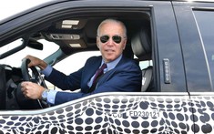 Tổng thống Mỹ Biden đích thân cầm lái xe bán tải Ford F-150 Lightning 2022 sắp ra mắt
