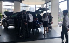 Hyundai Santa Fe 2021 về đại lý, khách kéo đến “sờ” đông kín, chốt đơn liên tục khi được lái thử