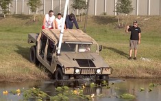 Theo dõi YouTuber thử nghiệm lái xe Humvee "lặn" qua ao nước sâu 3,65 mét