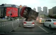 Video: Ô tô Hyundai tông vào dải phân cách, lăn vài vòng trên nóc xe khác rồi lật nghiêng