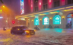 Cơn mưa lớn vào chiều tối ngày 11/5 khiến phố Hà Nội "cũng như sông"