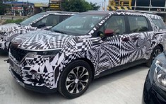 Kia Sedona 2021 tự tin xuống đường phố Việt trong lớp "áo" ngụy trang kín mít