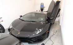 Người đàn ông bị khởi tố vì dùng tiền hỗ trợ Covid-19 để mua 3 chiếc xe Ferrari, Lamborghini và Bentley