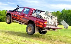 YouTuber "hành hạ" một chiếc Toyota Hilux để thử nghiệm độ bền