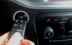 Làm sao để mở cửa, khởi động xe khi chìa khóa thông minh hết pin?