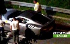 Video: Cristiano Ronaldo lặng lẽ chuyển bộ sưu tập xe đi khỏi biệt thự ở Ý lúc rạng sáng