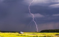 Vì sao người ngồi trong ô tô không sợ bị sét đánh khi trời mưa dông?