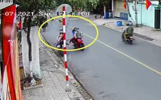 Video người điều khiển xe máy giơ chân đạp ngã 2 học sinh đi xe đạp điện tại Bình Dương gây bức xúc