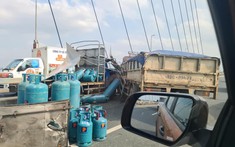 Video: Ô tô tải tông vào xe chở gas gặp sự cố, bình ga lăn lông lốc trên cầu Nhật Tân