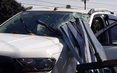 Đắk Lắk: Gần chục thanh sắt đâm xuyên kính lái của xe bán tải Ford Ranger, tài xế chấn thương nặng