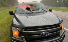 Sét đánh xuống đường khiến xe bán tải Ford F-150 bị thủng kính lái, 2 người nhập viện