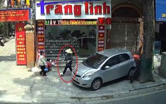 Video: Toyota Yaris lùi lên vỉa hè, gây tai nạn nhưng cư dân mạng lại chỉ chú ý đến người phụ nữ đi bộ