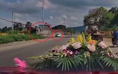 Video: Ô tô con sang đường thiếu quan sát, va chạm với xe ben rồi bốc cháy trên đường Hà Nội