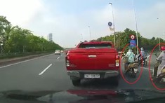 Video: Xe bán tải chuyển làn nhanh như cắt, gây tai nạn cho 2 người phụ nữ đi xe máy trên đường Hà Nội