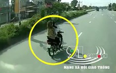 Video: Taxi va chạm với chiếc xe máy "phóng như bay" trên đường Hà Nội, 2 cô gái nhập viện