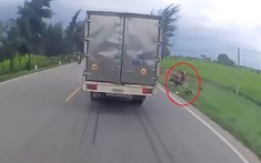 Video: Thấy xe máy đâm vào cột mốc, tài xế ô tô tải phanh lại thì bị xe sau tông trúng