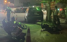 Video quay khoảnh khắc ô tô Kia Carens tông liên hoàn 4 xe máy khiến 4 người bị thương tại Hải Phòng