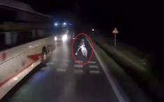 Video: Thanh niên đi xe máy vượt ẩu, đối đầu ô tô tải trên quốc lộ 6