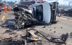 Video: Toyota Land Cruiser cày nát dải phân cách, lao sang làn đường ngược chiều, gây tai nạn cho 4 ô tô