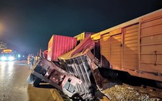 Nam Định: Tài xế buồn ngủ, xe container đâm thủng dải ta-luy, nằm cạnh đường ray và bị tàu hỏa tông trúng