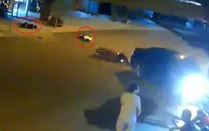 Video: Xe máy va chạm với ô tô đang quay đầu tại Nam Định, 2 người nhập viện