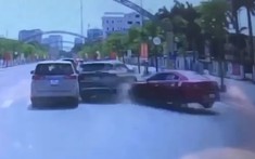 Video: Ô tô Mazda3 cua ẩu, tông liên hoàn Hyundai Santa Fe và Toyota Innova tại Nghệ An