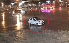 Video: Va chạm với xe đạp điện khiến 1 người bị thương, tài xế lái ô tô Kia Morning bỏ chạy