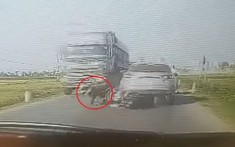 Video: Phanh gấp và ngã ra đường, thanh niên đi xe máy suýt mất mạng dưới bánh xe ben tại Nghệ An