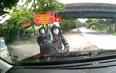 Video: Ô tô đi trái đường để rẽ, va chạm với xe máy khiến 2 người bị hất văng tại Phú Thọ