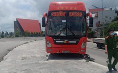 Video quay khoảnh khắc thanh niên đi xe máy vượt ẩu, đối đầu ô tô khách và tử vong tại Quảng Ninh