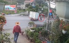 Video: Thanh niên đi xe máy sang đường thiếu quan sát khiến ô tô tải lật ngang tại Quảng Ninh