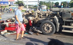 Tp. Hồ Chí Minh: Va chạm với xe máy vượt đèn đỏ, xe đầu kéo rơi cả cabin xuống đường
