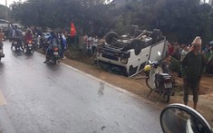 Video: Xe biển xanh đặc chủng lật ngửa trên quốc lộ 6, 2 người bị thương