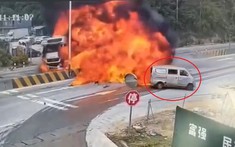 Video: 2 xe đầu kéo tông nhau rồi bốc cháy ngùn ngụt, tài xế xe van thoát nạn nhờ đánh lái nhanh như cắt