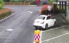 Video: Nhảy lên nắp ca-pô để ngăn bạn gái lái xe bỏ đi sau cãi vã, thanh niên bị hất văng xuống đường