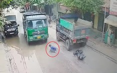 Video: Va chạm với ô tô dừng đột ngột, người đi xe máy bị xe ben cán tử vong tại Yên Bái