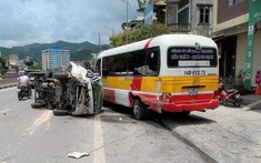 Quảng Ninh: Tông vào đuôi xe buýt đang dừng đỗ, xe tải lật nghiêng trên đường, 1 người bị thương