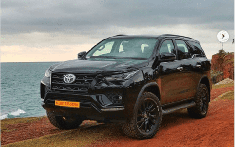 Toyota Fortuner 2021 Facelift "full đen" lần đầu lộ diện