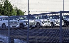 Lộ diện hàng dài Toyota Land Cruiser thế hệ mới tại bãi đỗ xe