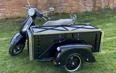Đam mê ẩm thực đường phố Châu Á, 2 nam thanh niên độ Vespa thành xe bán đồ ăn độc đáo