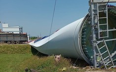 Quảng Bình: Xe chở cánh quạt điện gió dài hàng chục mét bị lật trên quốc lộ 1A