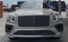 Bentley Bentayga V8 đời 2021 về nước với màu sơn lạ, khẳng định độ chơi SUV siêu sang của nhà giàu Việt